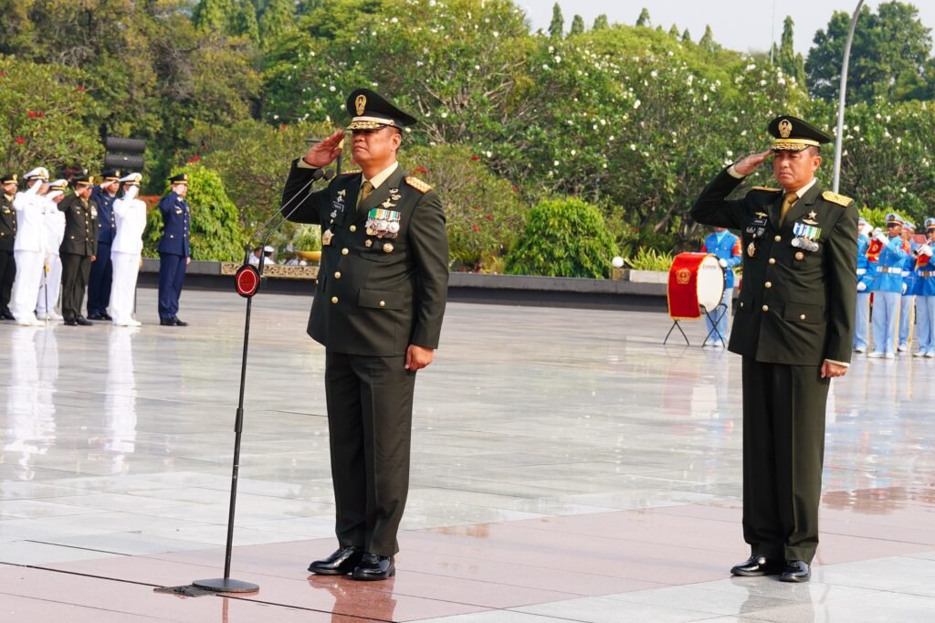 Portal Berita Indonesia dan Dunia Terkini Hari Ini, Update Harian Terbaru, Terlengkap, Tajam, Aktual dan Berimbang. Wakil Panglima TNI Pimpin Ziarah Nasional HUT Ke-81 TNI, Teladani Semangat Juang Para Pahlawan - Teropong Rakyat