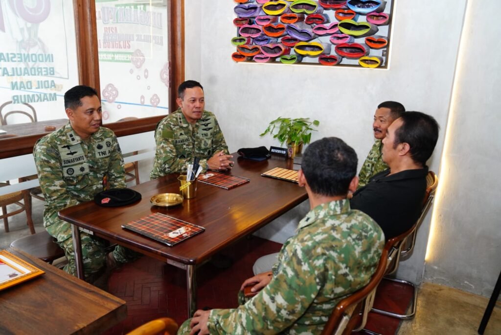Portal Berita Indonesia dan Dunia Terkini Hari Ini, Update Harian Terbaru, Terlengkap, Tajam, Aktual dan Berimbang. Rangkaian HUT, Wadan Kodiklat TNI Silaturahmi dengan Mantan Panglima TNI - Teropong Rakyat
