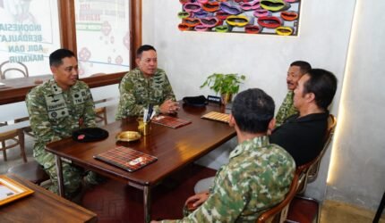 Rangkaian HUT, Wadan Kodiklat TNI Silaturahmi dengan Mantan Panglima TNI - Teropong Rakyat