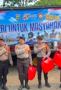 Direktorat Samapta Polda Metro Jaya Salurkan Makanan untuk 173 Pengungsi Korban Kebakaran Kampung Muka