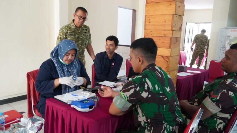 Kepala Staf Kogabwilhan II Laksda TNI Isswarto, menggelar aksi sosial donor darah dalam rangka memperingati Hari Ulang Tahun ke-7 Kogabwilhan II.