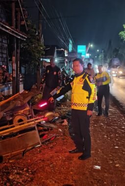 Truk Wing Box Tabrak Pendorong Gerobak di Sumberpucung, Korban Dilarikan ke Rumah Sakit