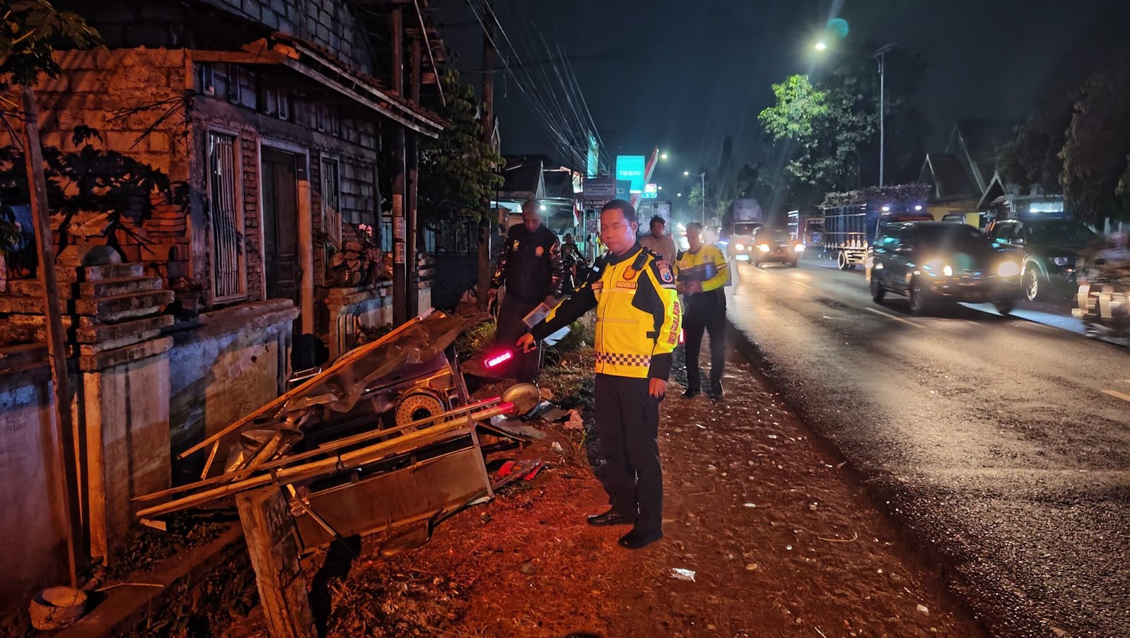 Truk Wing Box Tabrak Pendorong Gerobak di Sumberpucung, Korban Dilarikan ke Rumah Sakit