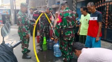 Kodim 0503/JB Salurkan Bantuan Air Bersih untuk Warga Jakarta Barat di Tengah Kemarau
