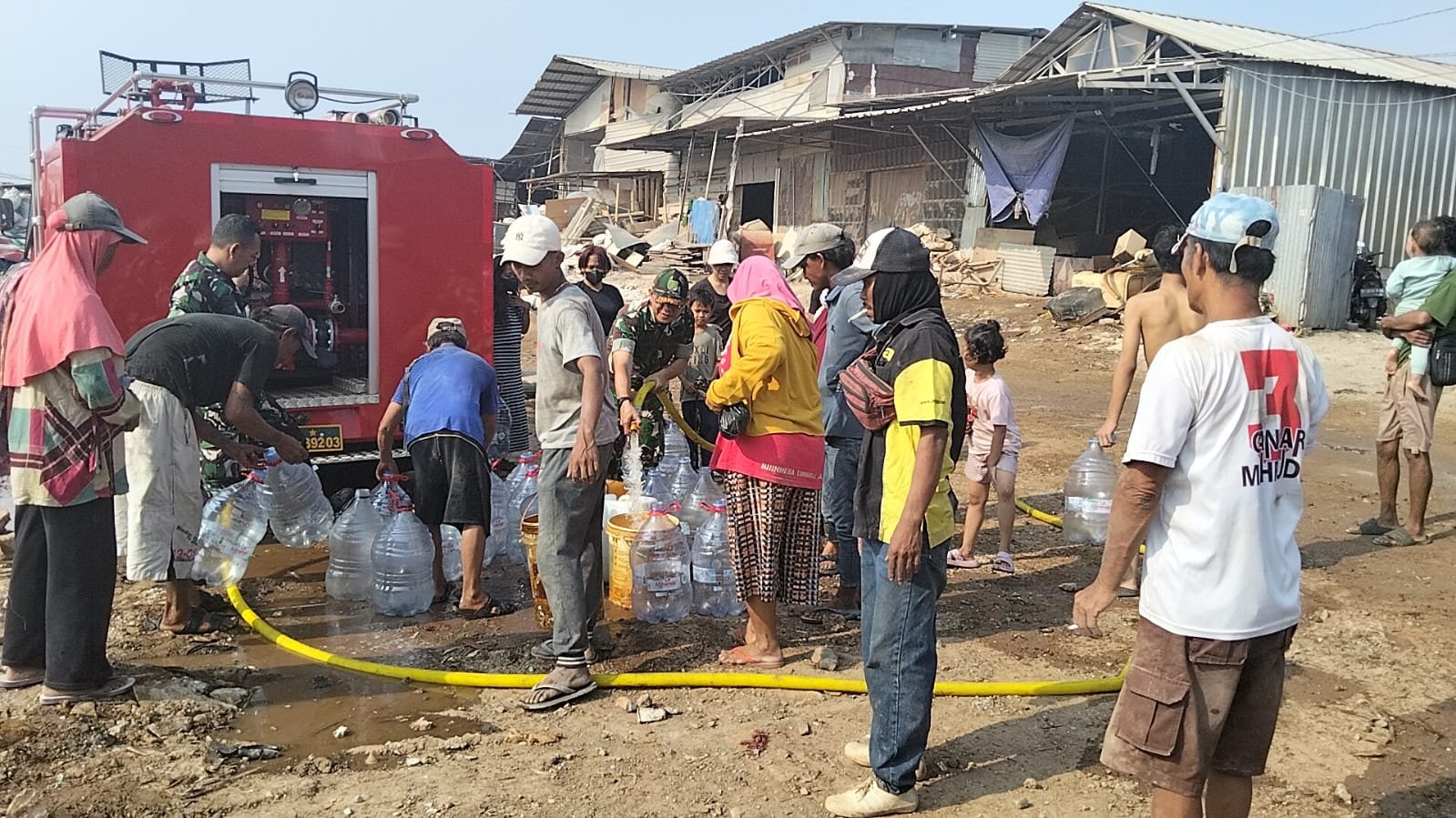 Kodim 0503/JB Salurkan Bantuan Air Bersih untuk Warga Jakarta Barat di Tengah Kemarau - Teropong Rakyat