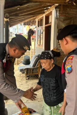 Patroli Presisi Polres Malang Sapa Warga, Bagikan Sembako dan Kenalkan 110