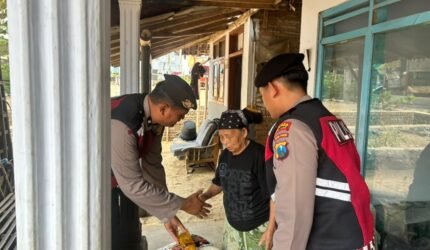 Patroli Presisi Polres Malang Sapa Warga, Bagikan Sembako dan Kenalkan 110 - Teropong Rakyat