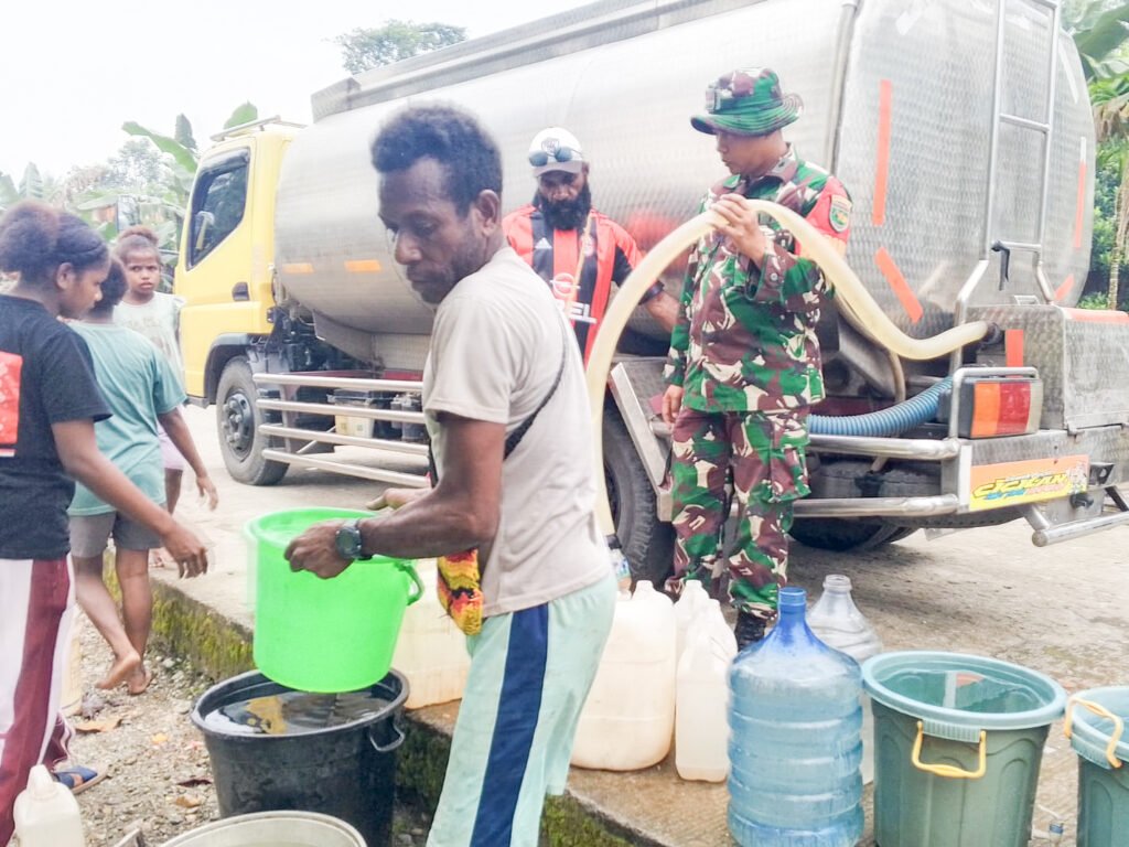 Distribusi Air Bersih kepada Warga, Koramil 1710-03/Kuala Kencana Bantu Penuhi Kebutuhan Masyarakat - Teropong Rakyat