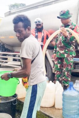 Distribusi Air Bersih kepada Warga, Koramil 1710-03/Kuala Kencana Bantu Penuhi Kebutuhan Masyarakat