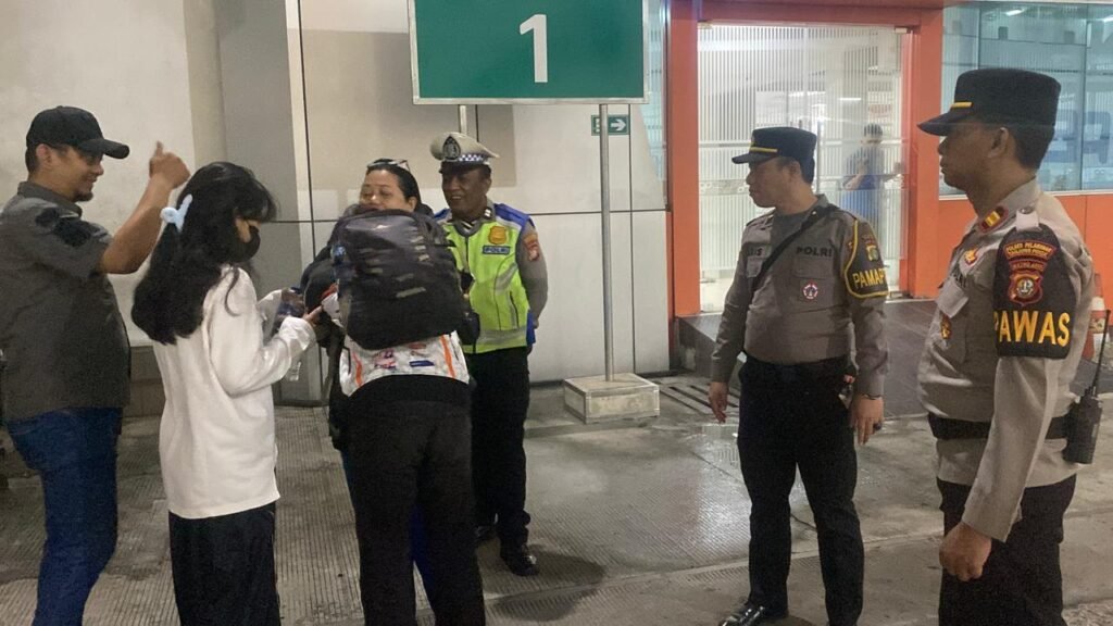 Respons Cepat Layanan 110, Polres Pelabuhan Tanjung Priok Pulangkan Pemuda Hilang hingga ke Rumah Keluarga - Teropong Rakyat