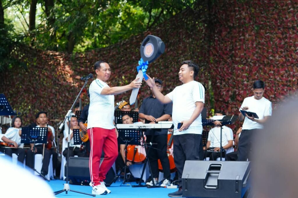 Olah raga Bersama, Panglima TNI Perkuat Kebersamaan dengan Prajurit Mabes TNI - Teropong Rakyat