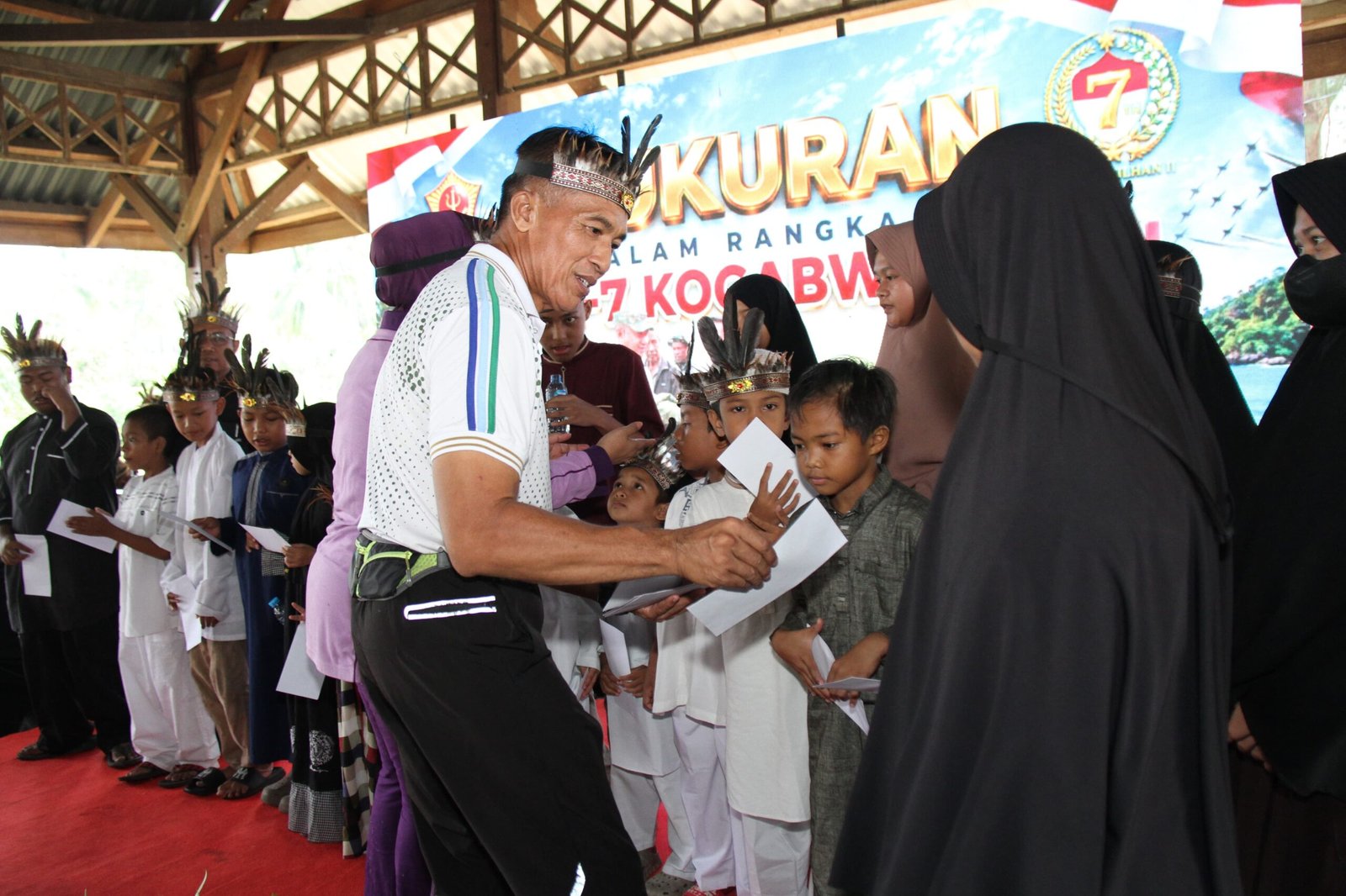 Portal Berita Indonesia dan Dunia Terkini Hari Ini, Update Harian Terbaru, Terlengkap, Tajam, Aktual dan Berimbang. Meriahkan HUT ke-7, Kogabwilhan II Gelar Olahraga Bersama dan Aksi Sosial - Teropong Rakyat