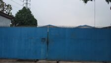 PT BMN Sandal yang berada di Jl. Pajajaran Raya, Kp. Pasir Randu, Desa Kadu, Kec. Curug, diduga kuat memproduksi sandal bermerek HOKA secara ilegal.
