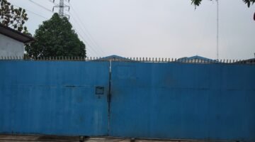 PT BMN Sandal yang berada di Jl. Pajajaran Raya, Kp. Pasir Randu, Desa Kadu, Kec. Curug, diduga kuat memproduksi sandal bermerek HOKA secara ilegal.