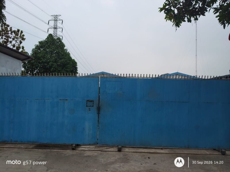 PT BMN Sandal yang berada di Jl. Pajajaran Raya, Kp. Pasir Randu, Desa Kadu, Kec. Curug, diduga kuat memproduksi sandal bermerek HOKA secara ilegal.