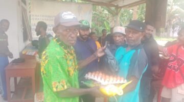 Peringati Hari Tani Nasional : Tokoh Adat Malompo Bagikan Bibit Tanaman Dan Sembako