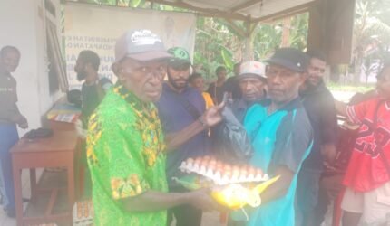 Peringati Hari Tani Nasional : Tokoh Adat Malompo Bagikan Bibit Tanaman Dan Sembako - Teropong Rakyat