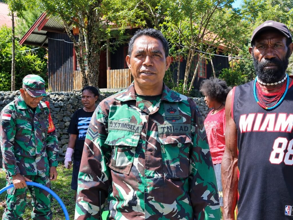 Portal Berita Indonesia dan Dunia Terkini Hari Ini, Update Harian Terbaru, Terlengkap, Tajam, Aktual dan Berimbang. Kodim 1714/Puncak Jaya Salurkan Air Bersih, Wujud Kepedulian TNI kepada Warga Pagaleme - Teropong Rakyat