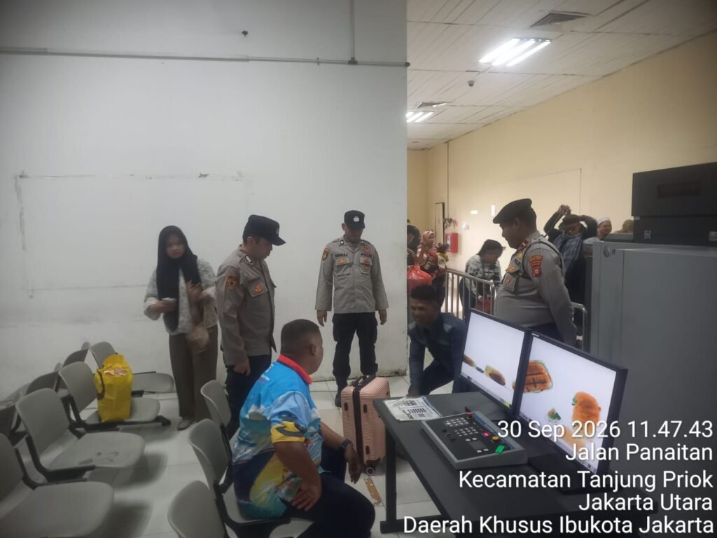 Portal Berita Indonesia dan Dunia Terkini Hari Ini, Update Harian Terbaru, Terlengkap, Tajam, Aktual dan Berimbang. Pelayanan dan Pengamanan Debarkasi KM Bukit Raya di Pelabuhan Tanjung Priok Berlangsung Aman dan Lancar - Teropong Rakyat