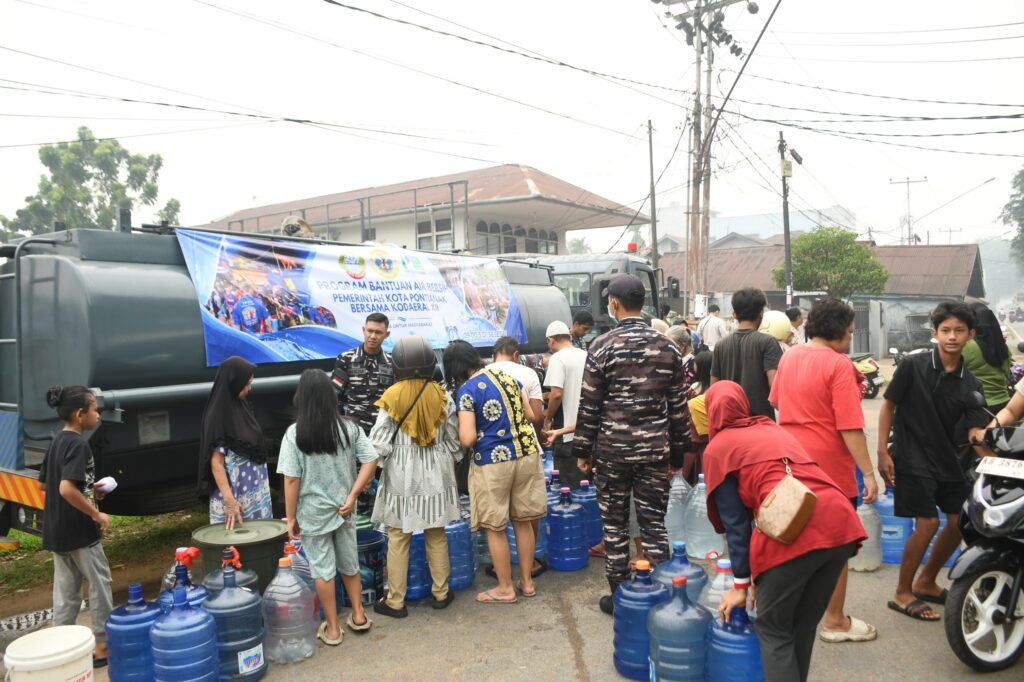 Portal Berita Indonesia dan Dunia Terkini Hari Ini, Update Harian Terbaru, Terlengkap, Tajam, Aktual dan Berimbang. TNI Salurkan 368.000 Liter Air Bersih untuk Masyarakat Terdampak Karhutla di Kalbar - Teropong Rakyat