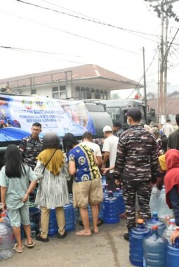 TNI Salurkan 368.000 Liter Air Bersih untuk Masyarakat Terdampak Karhutla di Kalbar
