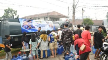 TNI Salurkan 368.000 Liter Air Bersih untuk Masyarakat Terdampak Karhutla di Kalbar