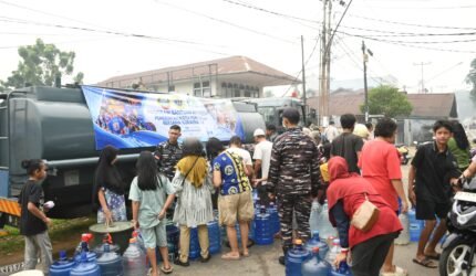 TNI Salurkan 368.000 Liter Air Bersih untuk Masyarakat Terdampak Karhutla di Kalbar - Teropong Rakyat