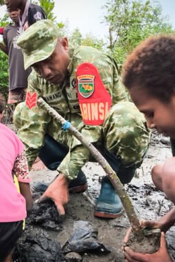 Jaga Kelestarian Lingkungan, Kodim 1710/Mimika Tanam Mangrove Sambut HUT ke-81 TNI