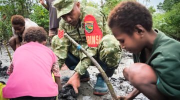 Jaga Kelestarian Lingkungan, Kodim 1710/Mimika Tanam Mangrove Sambut HUT ke-81 TNI