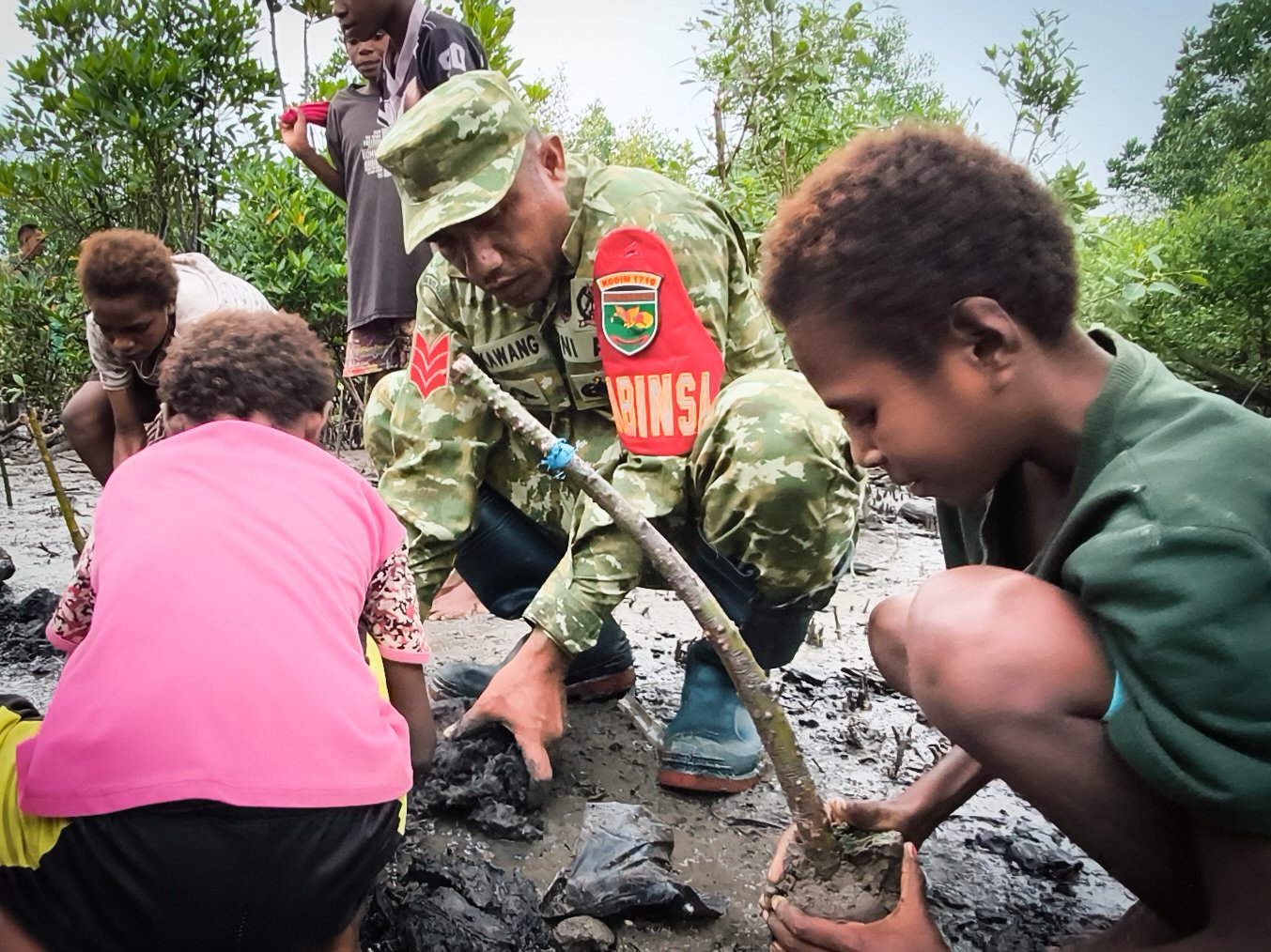 Jaga Kelestarian Lingkungan, Kodim 1710/Mimika Tanam Mangrove Sambut HUT ke-81 TNI