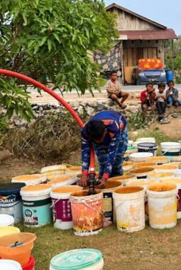 Respons Dampak Kemarau, Lanud Sjamsudin Noor Kembali Salurkan Air Bersih untuk Warga