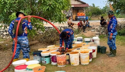 Respons Dampak Kemarau, Lanud Sjamsudin Noor Kembali Salurkan Air Bersih untuk Warga - Teropong Rakyat