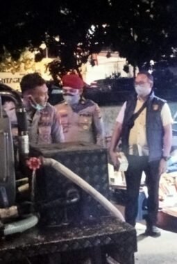 Polres Metro Jakarta Pusat Bagikan Masker saat Patroli
