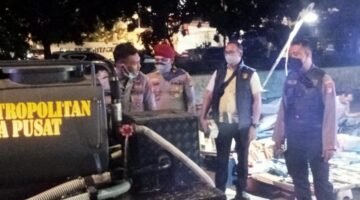 Polres Metro Jakarta Pusat Bagikan Masker saat Patroli