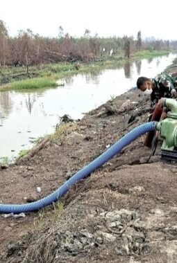 Pastikan Pasokan Air Tetap Siaga, Satgas Pam Irigasi Embung Jokowi Lanud Sjamsudin Noor Rawat Kesiapan Pompa Untuk Penanganan Karhutla