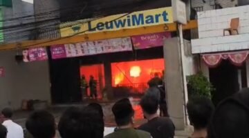 Kebakaran Melanda Leuwimart Leuwiliang, Petugas Masih Lakukan Pemadaman