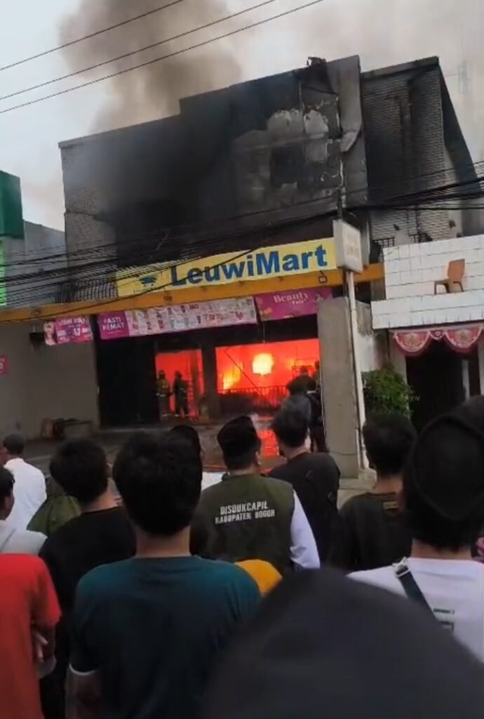 Kebakaran Melanda Leuwimart Leuwiliang, Petugas Masih Lakukan Pemadaman - Teropong Rakyat