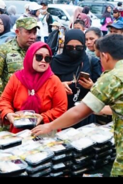 TNI Bagikan 22.000 Porsi Makanan Gratis Untuk Masyarakat pada TNI Fair 2026 Di Monas