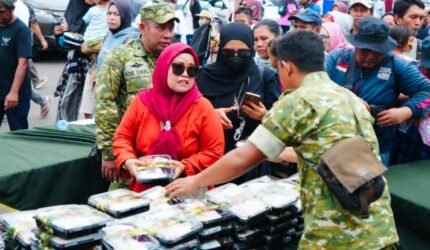 TNI Bagikan 22.000 Porsi Makanan Gratis Untuk Masyarakat pada TNI Fair 2026 Di Monas - Teropong Rakyat
