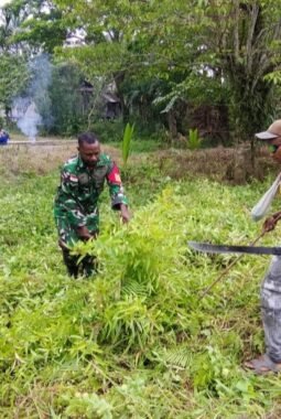 Gotong Royong di Batom sambut HUT Ke-81 TNI