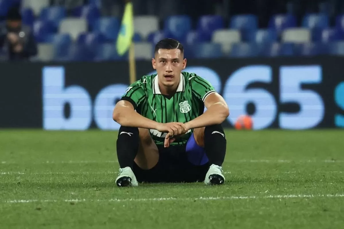 Portal Berita Indonesia dan Dunia Terkini Hari Ini, Update Harian Terbaru, Terlengkap, Tajam, Aktual dan Berimbang. Jay Idzes Cedera, Kapten Timnas Indonesia Absen Bela Skuad Garuda