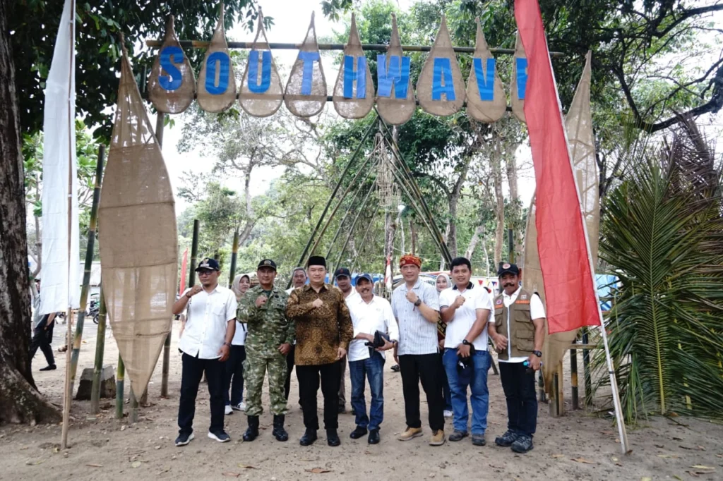 Portal Berita Indonesia dan Dunia Terkini Hari Ini, Update Harian Terbaru, Terlengkap, Tajam, Aktual dan Berimbang. Koramil Bantur Dukung Festival Ekonomi Kreatif, Dorong Potensi Wisata Pantai Malang Selatan - Teropong Rakyat