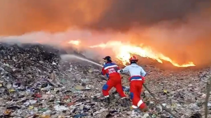 TPA Supit Urang Terbakar, Asap Hitam Tebal Membumbung ke Permukiman