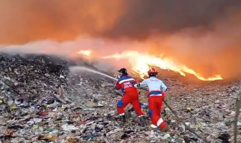Portal Berita Indonesia dan Dunia Terkini Hari Ini, Update Harian Terbaru, Terlengkap, Tajam, Aktual dan Berimbang. TPA Supit Urang Terbakar, Asap Hitam Tebal Membumbung ke Permukiman - Teropong Rakyat