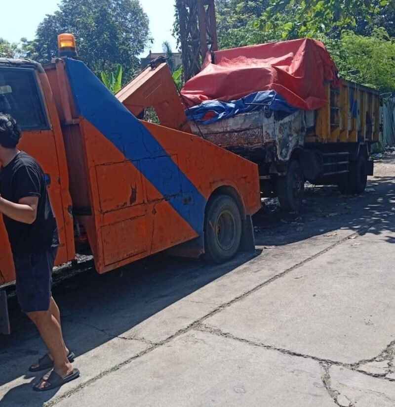 armada truk sampah milik Dinas Lingkungan Hidup dan Kebersihan (DLHK) Kota Tangerang dengan nomor plat B 9133 COQ terbakar pada Bulan Mei lalu.