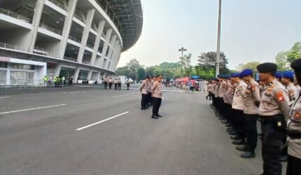 Pengamanan Laga Indonesia Vs Bangladesh, Kapolsek Kemayoran Pimpin 116 Personel di Plaza Tenggara GBK - Teropong Rakyat