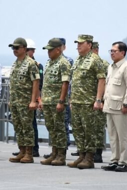 Wapang TNI Dampingi Menhan RI Anugerahkan Satyalancana Dharma Samudera kepada Personel JMSDF