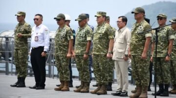 Wapang TNI Dampingi Menhan RI Anugerahkan Satyalancana Dharma Samudera kepada Personel JMSDF