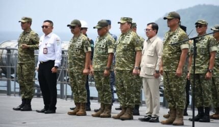 Wapang TNI Dampingi Menhan RI Anugerahkan Satyalancana Dharma Samudera kepada Personel JMSDF - Teropong Rakyat