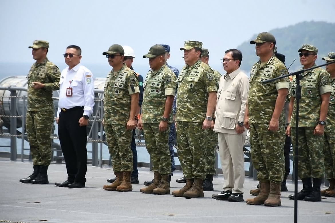 Wapang TNI Dampingi Menhan RI Anugerahkan Satyalancana Dharma Samudera kepada Personel JMSDF